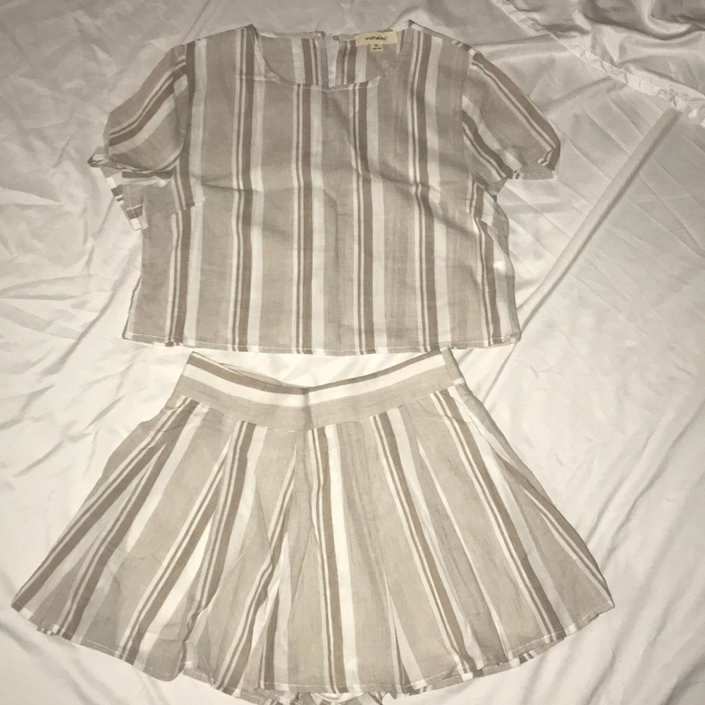 Tan and white stripped set
